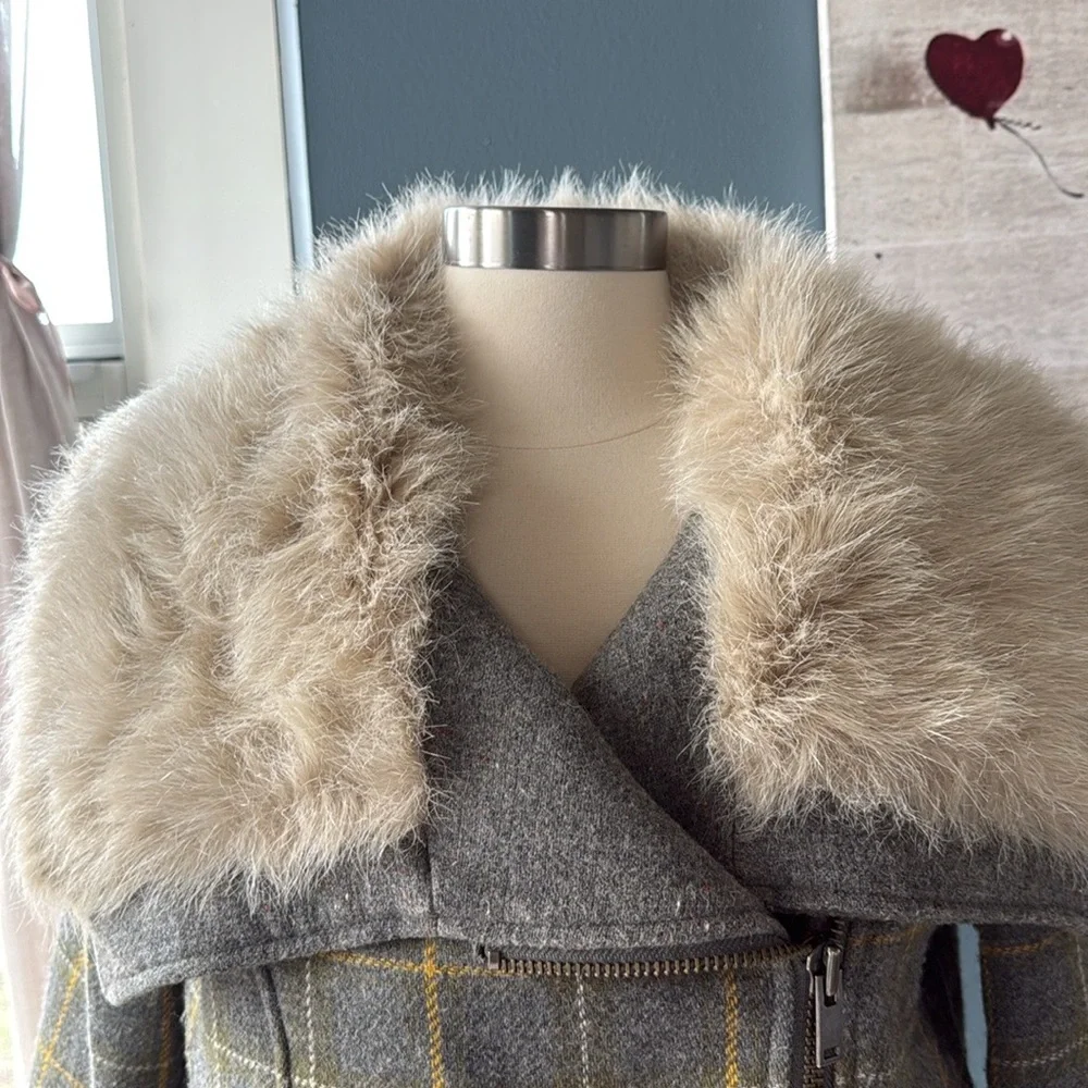 Banana Republic Gray Plaid Jacket with Faux Fur Collar | M Petite - Picture 11 of 15